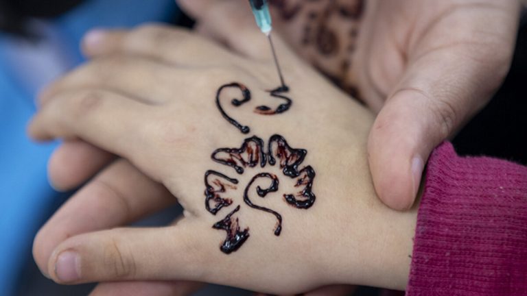 Faslı Diyanet gönüllüsü, depremzede çocuklara Fas kınası yakıyor