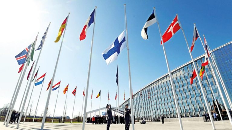 Finlandiya bayrağı NATO gönderinde