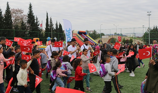 Koç Topluluğu Şirketleri ve Gönüllülerinden 23 Nisan Ulusal Egemenlik ve Çocuk Bayramı’nda Sarsıntı Bölgesindeki Çocuklara Dayanak