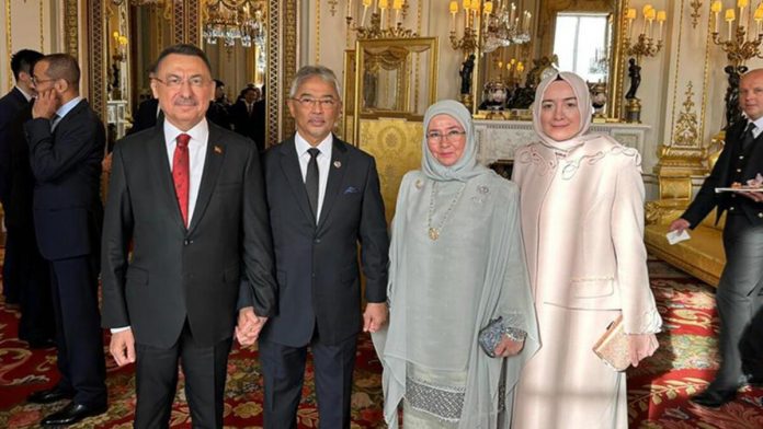 3uncu-charlesin-tac-giyme-toreninde-turkiyeyi-fuat-oktay-temsil-etti-2bhNcAED.jpg