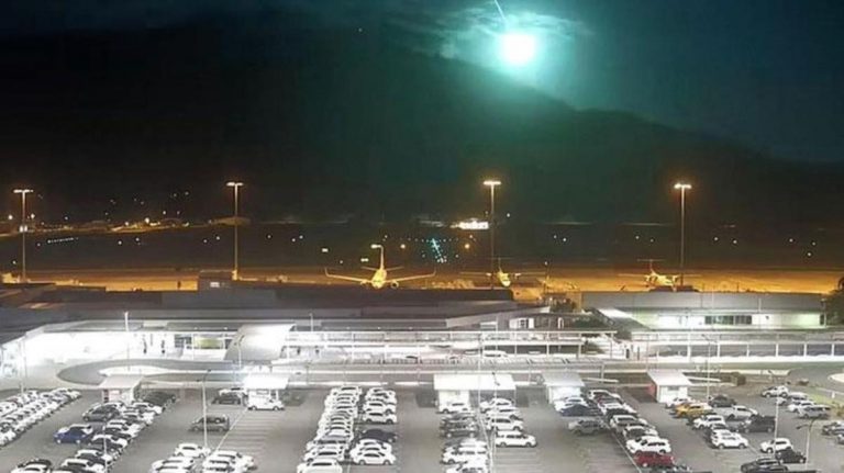 Avustralya’da düşen meteor gökyüzünü aydınlattı! Halk kısa süreli panik yaşadı
