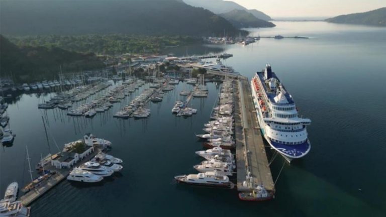 Dev gemi Marmaris’e yanaştı