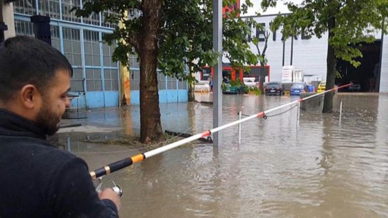 Edirne’de araçlar mahsur kaldı, vatandaş göle dönen yolda oltayla balık tutmaya çalıştı
