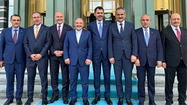 Bakan Varank’tan “Gerçekten boyu kısaymış” yorumuna esprili yanıt