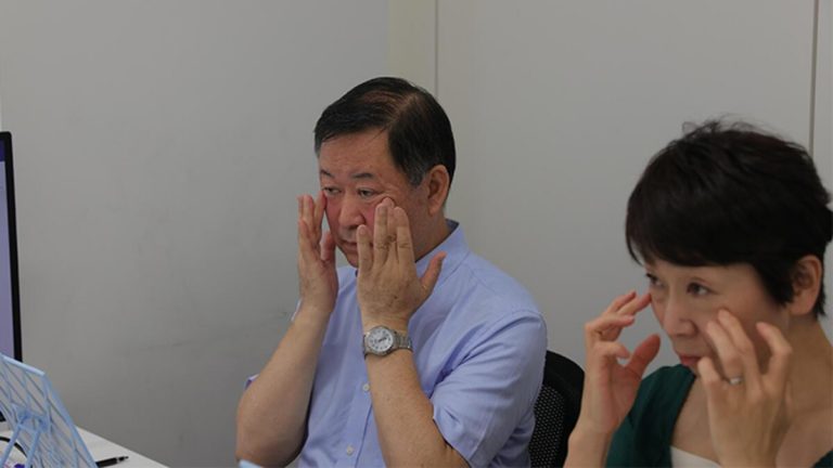 Japonya’da gülümsemeyi unutanlar eğitim alıyor