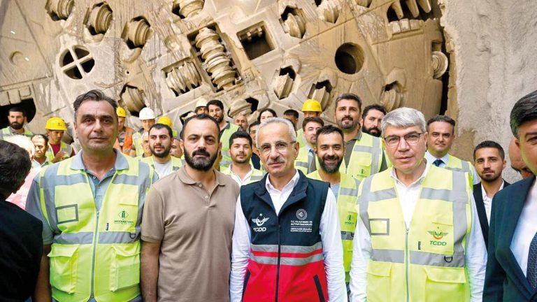 En uzun demiryolu tünelinde ilk ışık