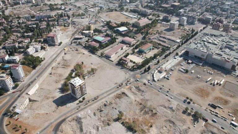 Kahramanmaraş’ta 1400 bireye mezar olan Ebrar Sitesi’nin enkazı büsbütün kaldırıldı
