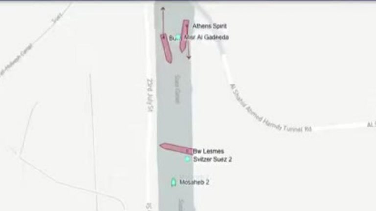 Süveyş Kanalı’nda kaza: Petrol tankeri, karaya oturan LNG yüklü tankere çarptı