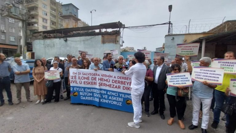 43 yıl sonra 5 Nolu Cezaevi’nin önünde toplandılar: 12 Eylül devam ediyor