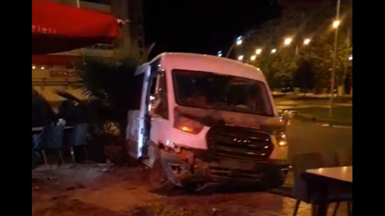 Çarpışan iki aracın AVM’ye girdiği kavşakta, bu kez minibüs pastaneye daldı