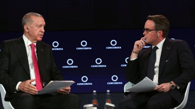 Erdoğan: Mültecilere ev sahipliğine aynen devam edeceğiz