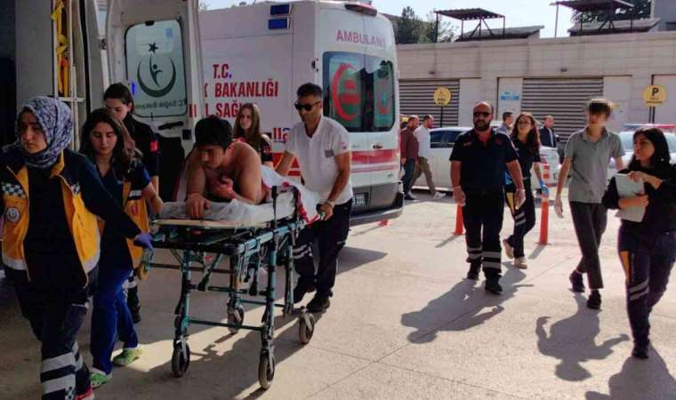İki kardeşin tartışması kanlı bitti… 17 yaşındaki çocuk ağabeyini kalçasından bıçakladı!