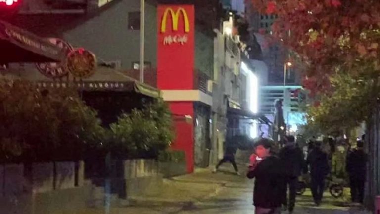İsrail’e karşı protestolarda Katarlılara ait McDonalds’a saldırıldı