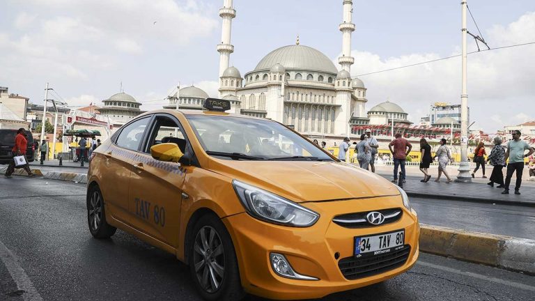 Turistleri soyan çeteye operasyon: İki polis de sanık sandalyesinde