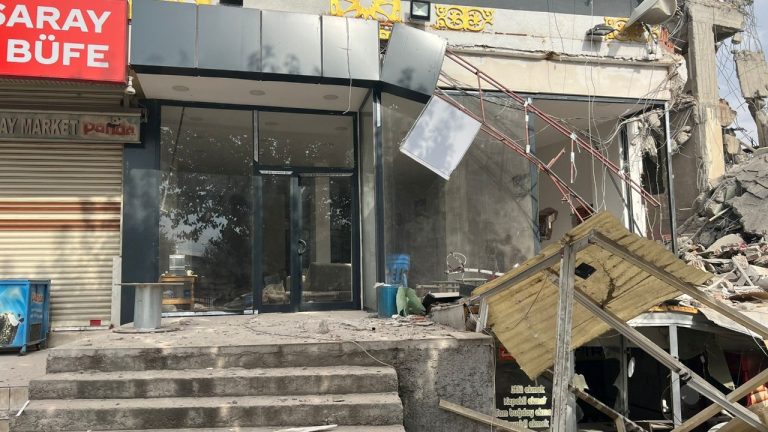 Ağır hasarlı binanın yıkımında işçiler son anda kurtuldu