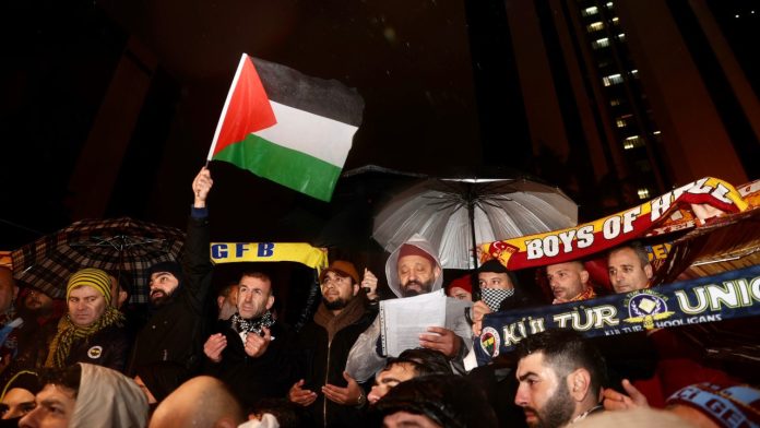 taraftar-gruplari-israili-protesto-etti-filistin-halkinin-isgale-karsi-direnisini-selamliyoruz-b6mtBKee.jpg