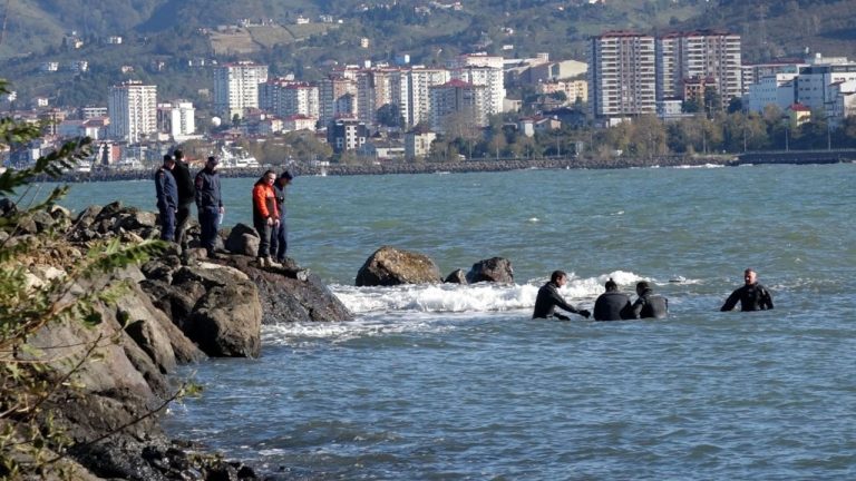 Trabzon’da denize düşen liselileri arama çalışmaları üçüncü gününde: ‘Çocuklar polislerin yanına gitmeye çalışıyordu’