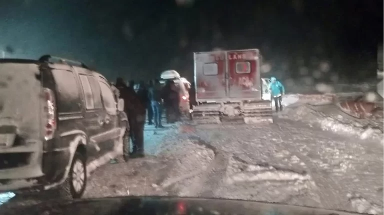 Ağrı’da yol açmaya giden iş makinesi uçuruma yuvarlandı: 2 kişi öldü, 2 kişi kayıp