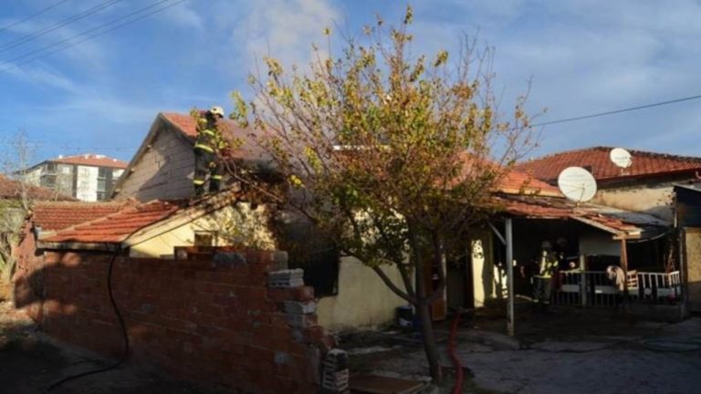 Annesi ile 2 kardeşini rehin alıp evi ateşe verdi