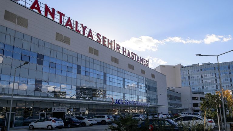 Antalya’daki şehir hastanesi temeline 718 izolatör konuldu