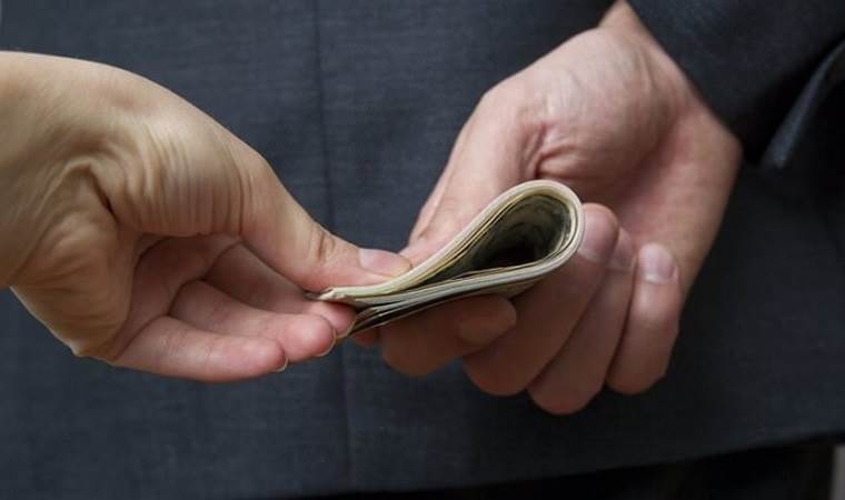 Bilirkişiye rüşvet alırken suçüstü: ‘3 bin lira rakı parası verirsen…’