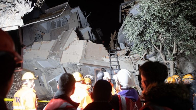 Depremzede öğrenciden enkaz dinleme cihazı
