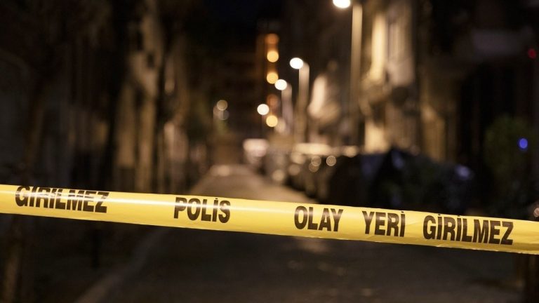 Evde doğum yapan kadın, bebeği bina boşluğuna attı