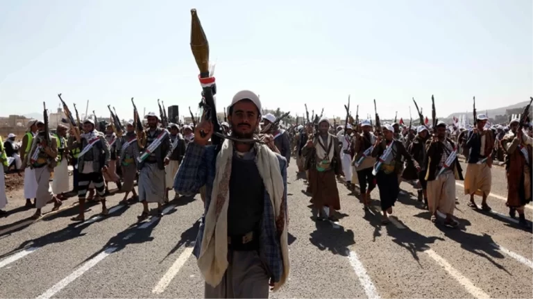 Husiler, ABD’yi açık açık tehdit etti: Kızıldeniz’de gerilim artarsa savaş gemilerinizi vururuz