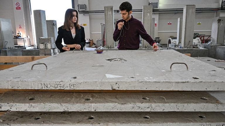 Malatyalı depremzede gençler, avuç içine sığan enkaz dinleme aygıtı geliştirdi