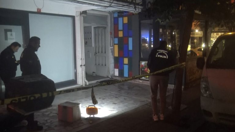 Oğlunu öldürdü, annesi ve babasını yaraladı