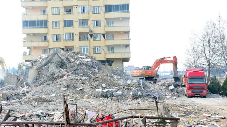 80 kişinin öldüğü Ebrar Sitesi N Blok’ta malzeme kalitesiz çıktı
