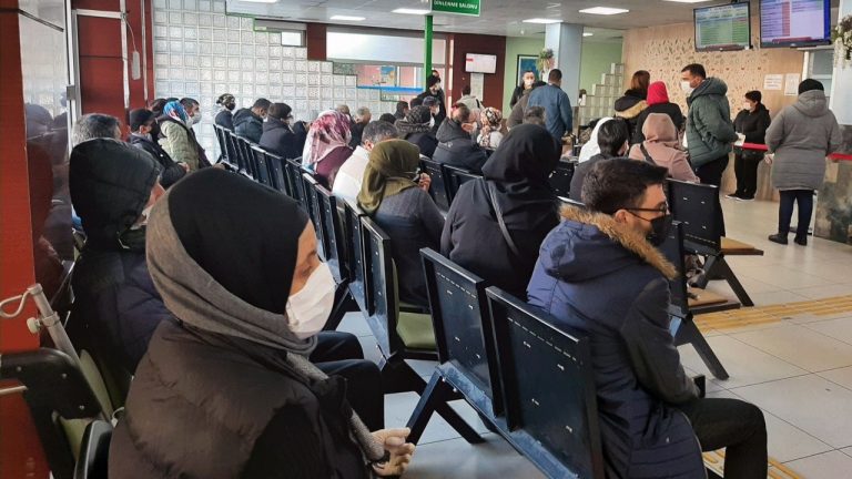 Aile hekimleri: Bakanın söylediği gibi nezle değil, Covid geçiriyoruz