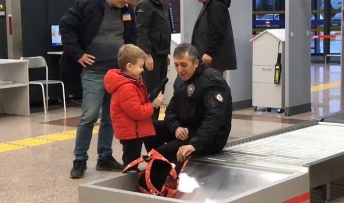 havalimaninda-cocugun-cantasindan-cikanlar-polisi-soke-etti-gercek-sonradan-anlasildi-tzUGyDqQ.jpg