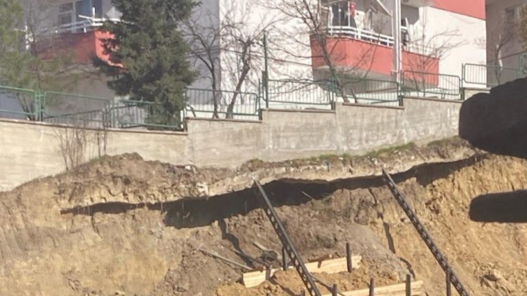 İnşaat nedeniyle çökme tehlikesi geçiren binanın zemini sabitlendi