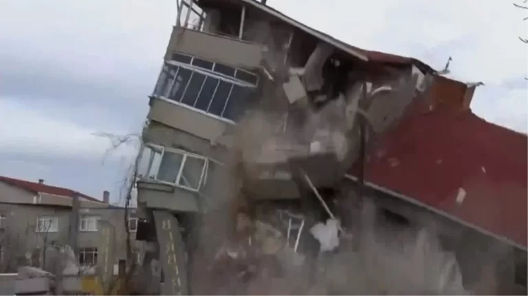 İstanbul Ümraniye’de metro çalışmasının yapıldığı alanda bina çöktü! O anlar saniye saniye kamerada