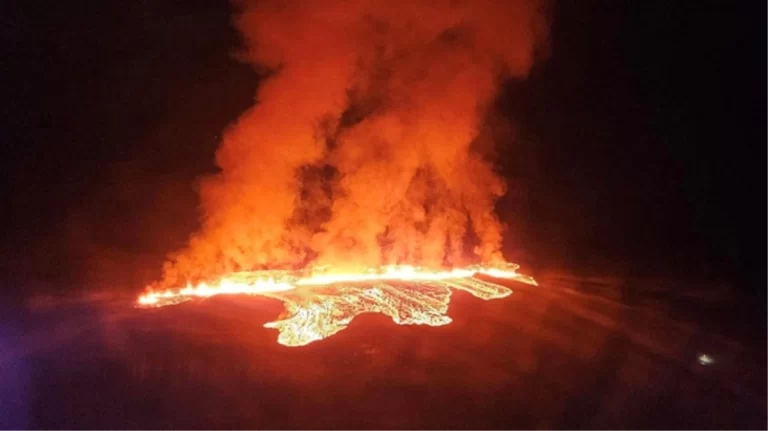 İzlanda’da yanardağ patladı, kasaba tahliye edildi
