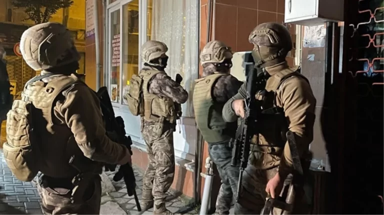 İzmir’de göçmen kaçakçılarına yönelik operasyonda 11 organizatör ve 92 düzensiz göçmen yakalandı