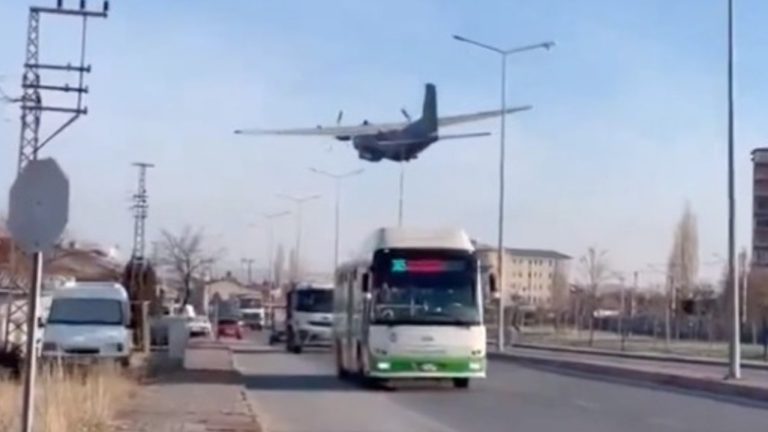 Kayseri’de acil iniş yapan uçak yoldaki araçlara teğet geçti: Panikleyenler arabalarından indi