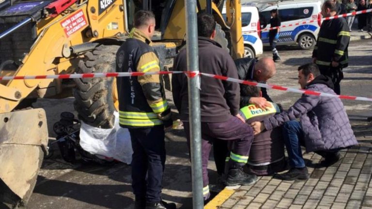 Kocaeli’de iş makinesinin çarptığı bebek öldü, annesi ve kardeşi yaralandı