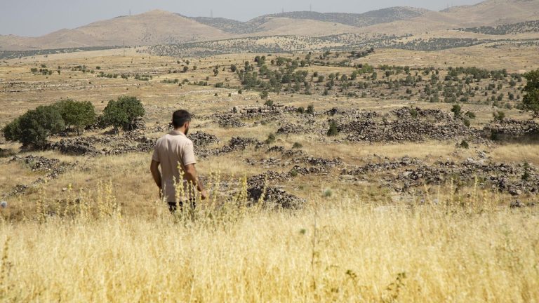 Korkudan herkes köyü terk etti: Kalan tek aile yaşananları anlattı
