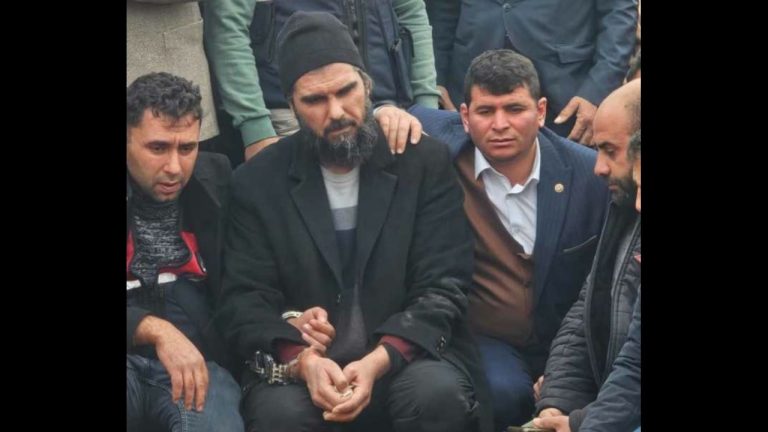 Uçak kaçıran hava korsanı, 17 yıl sonra babasının cenazesine katıldı