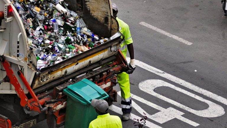 Urfa’da atıklar öğrencilerin elinde hediyelik ürüne dönüşüyor