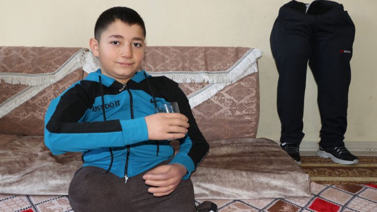 Van’da yaşayan 13 yaşındaki Nakşin kol ve bacak protezine kavuştu