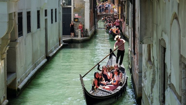 Venedik’te 25 kişinin üzerindeki turist gruplarına yasak geldi