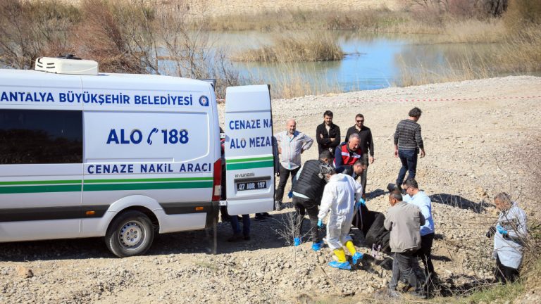 Antalya’da dere kenarına atılan cesedi köpek buldu