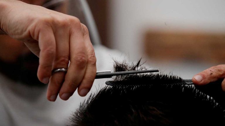 Depremin birinci yılı: Depremzede üç berber aynı prefabrikte çalışıyor