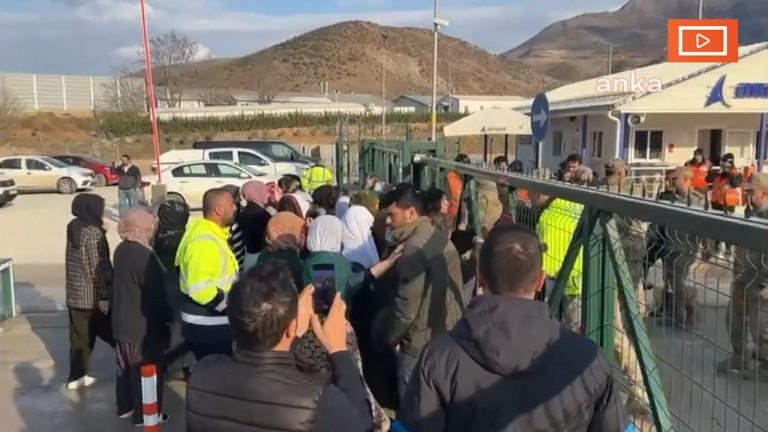 İliç’te toprak altındaki madencilerin yakınları aramaların durmasını protesto etti