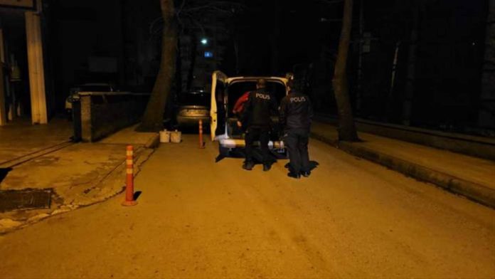 kavga-eden-cocuklarini-ayirmaya-calisan-baba-bicakla-yaralandi-VauBPbV8.jpg
