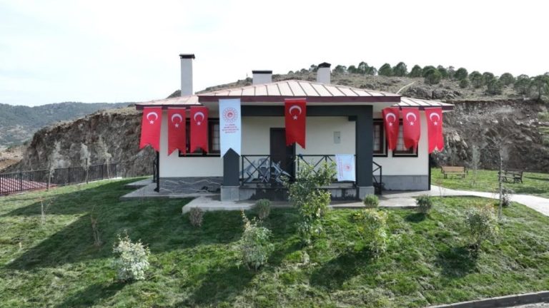 Pençe-Kilit şehidinin ailesine tamamlanan konutları teslim edildi