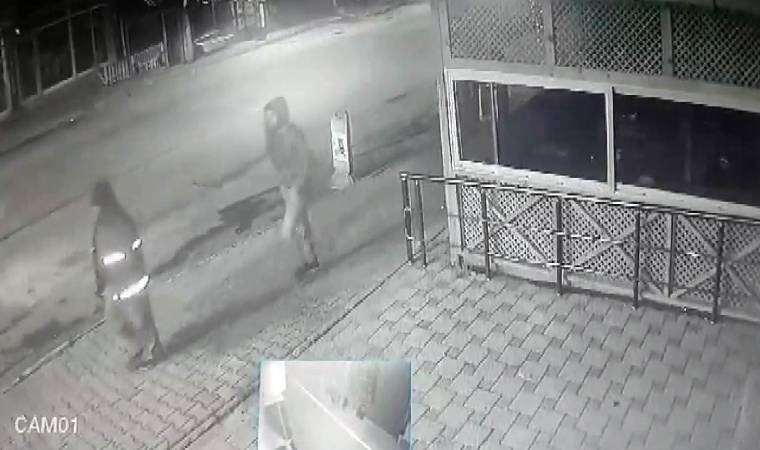 Pendik’te dehşet anları… Engelli genç ve babasına kurşun yağdırdılar!